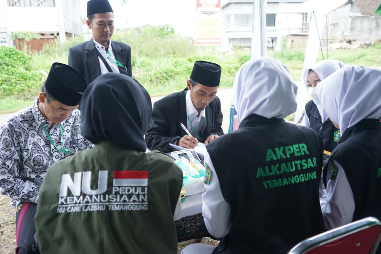 NU Care-Lazisnu Temanggung dan Akper Al-Kaustsar Gelar Layanan Kesehatan Gratis di Ponpes Anwarussolikhin